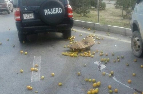 В Баку поиздевались над уличным торговцем - ВИДЕО