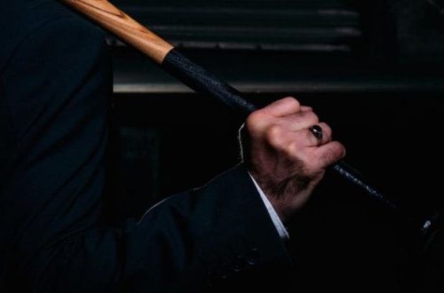 Qayın ana və onun qızını beysbol dəyənəyi ilə vəhşicəsinə döydü