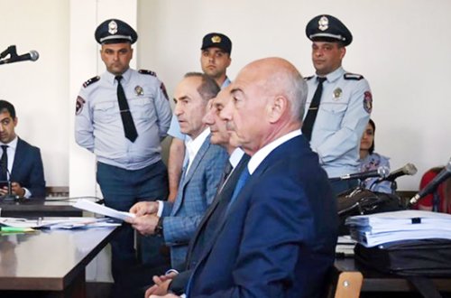 Erməni ictimai xadimlər Paşinyana qarşı üsyan etdilər