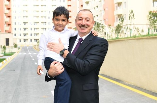 Prezidentin məcburi köçkünlərlə görüşündən səmimi - FOTOLAR