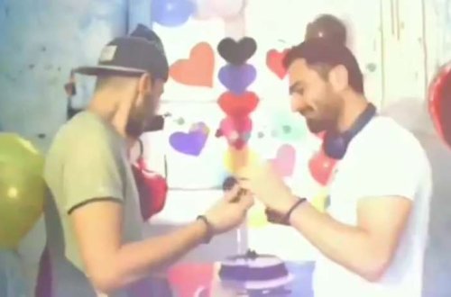 Oğlan oğlana belə evlilik təklif etdi - Bakı olduğu iddia edilir - VİDEO GÖRÜNTÜ