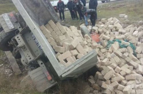 Daş boşaldan “Kamaz” aşdı, yaralı var