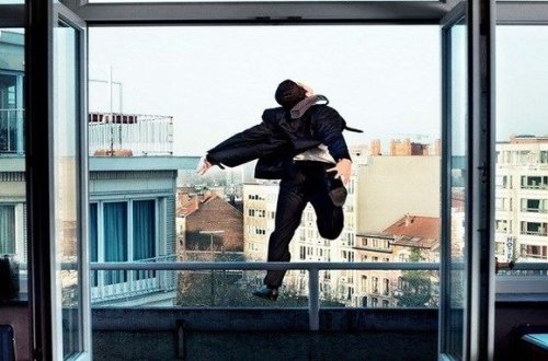 В Баку 20-летнего парня сбросили с 5-го этажа