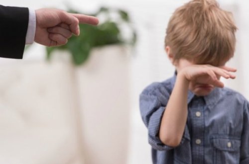 Oğluna “dərs verən” çoxuşaqlı ata insanların qəzəbinə tuş gəldi