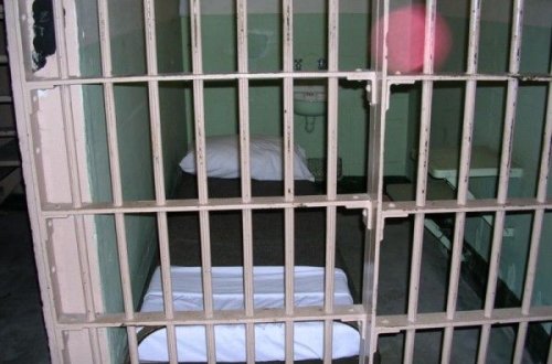 Kişi qonşusunu öldürüb, cəsədini altı il mənzilin divarında gizlətdi