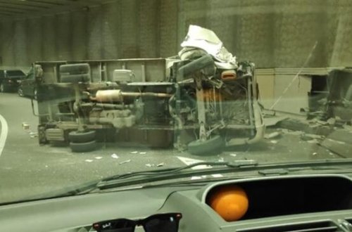 Bakıda yük maşını tuneldə belə aşdı - FOTO