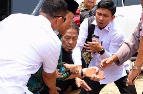 72 yaşlı nazir bıçaqlandı - 2 nəfər saxlanıldı