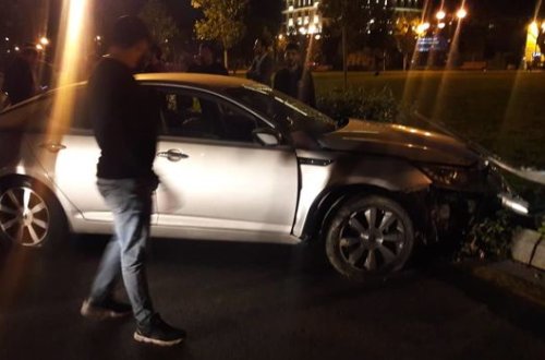 Водитель въехал в бордюр Зимнего парка на арендованном автомобиле – ФОТО/ВИДЕО