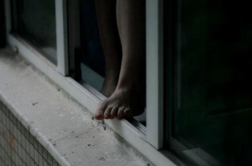 Özünü binadan atmaq istədi, xilas edildi