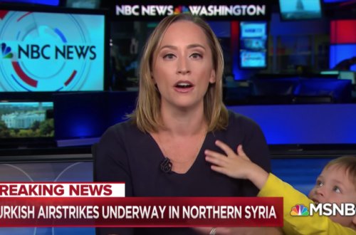 Canlı yayımı aparıcını qucaqlamaq istəyən balaca uşağı kəsdi - Video