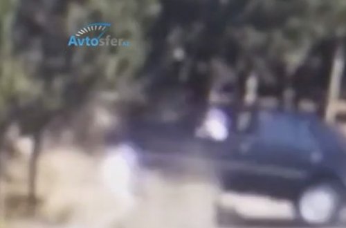 Жуткое ДТП в Баку: «Mercedes», потеряв управление, врезался в дерево и перевернулся - ВИДЕО