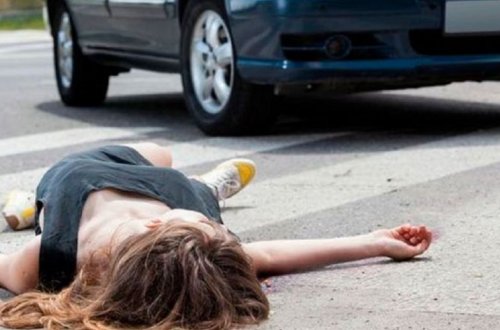 В Сумгайыте автомобиль сбил девушку