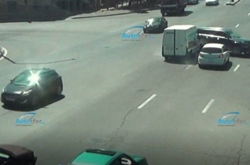 В Баку столкнулись три автомобиля - ВИДЕО