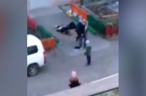 Kişi iki azyaşlı övladının gözü qarşısında — Arvadınının boğazını kəsdi - VİDEO