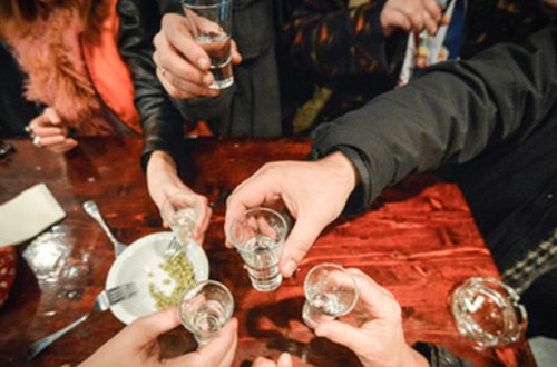 Araq rusları qırır: Spirtli içkidən daha çox kişilər ölür