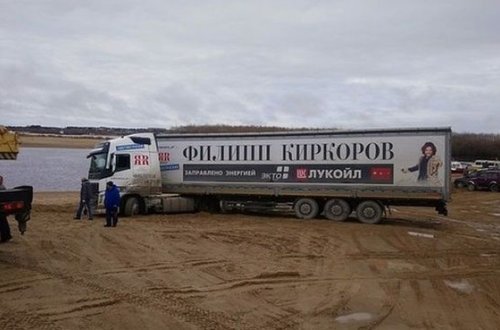 Фура с реквизитом Филиппа Киркорова застряла на Крайнем Севере - ВИДЕО
