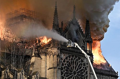 О пожаре в Нотр-Даме снимут сериал - ВИДЕО
