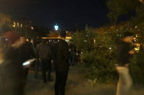 SON DƏQİQƏ: Bakıda ağac budaqları qırılaraq insanların üzərinə düşdü - yaralılar var