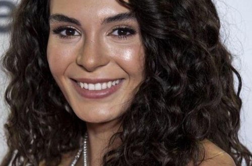 “Hercai”nin məşhur aktrisası dekolteli geyimi ilə OVSUNLADI - FOTO