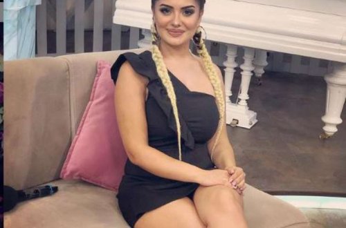 Minanın içki içərkən görüntüsü yayıldı: sərxoş olub, sinəsini açdı - FOTO