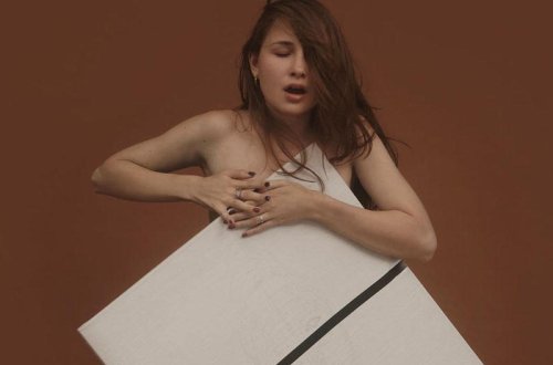 Sinəsi ilə boyadığı şəkillərlə məşhurlaşan rəssam - FOTO