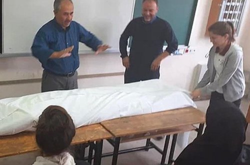 Müəllim şagirdini kəfənləyib, dərs başa saldı - FOTO