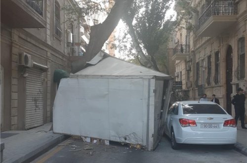 Bakıda yük maşını ağaca ilişdi - Fotolar