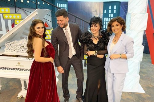 Zaur efirə sinəsi açıq geyimdə gələn müğənniyə: 