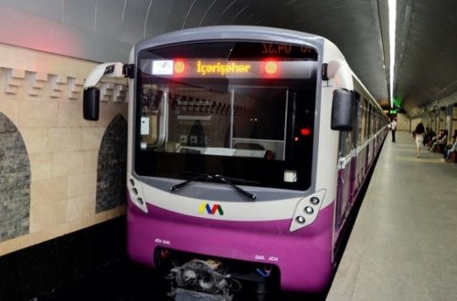 В Бакинском метро в поезде погас свет и не открывались двери