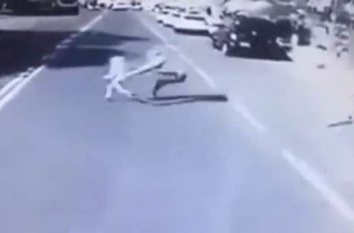 Ata övladını xilas etmək üçün özünü avtobusun altına atdı - VİDEO