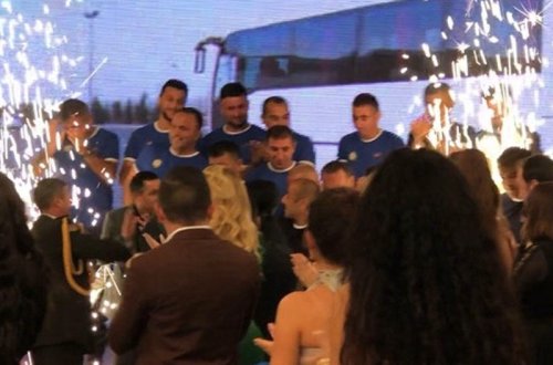 Roza Zərgərli udduğu maşını avtobusla dəyişib qazilərə bağışladı