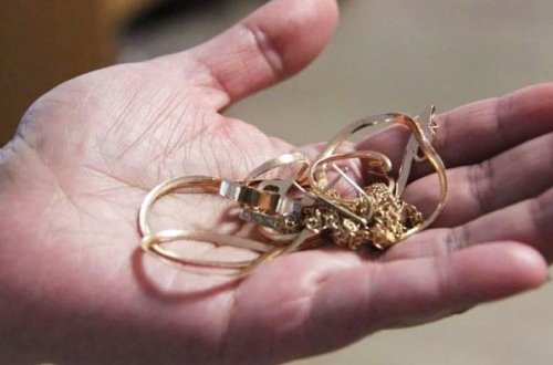 Keçmiş kürəkən evdən qızıl oğurladı