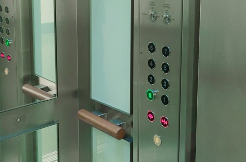 Azyaşlılar liftdə köməksiz vəziyyətdə qaldı