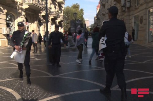 Bir qrup qadın Bakının mərkəzində aksiya keçirdi: Şiddətə susma - FOTO
