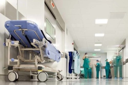 22 yaşlı gənc üçüncü mərtəbədən yıxıldı