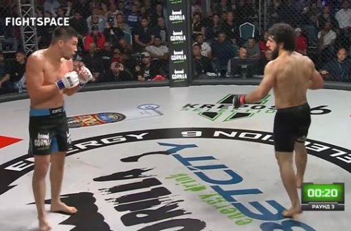 Боец MMA нокаутировал армянина ударом пяткой с разворота - ВИДЕО