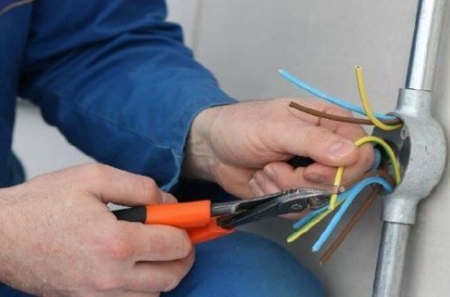 В Баку рабочего ударило током