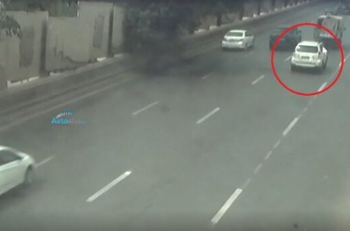 Bakıda avtomobil yolun ortasında qalan 