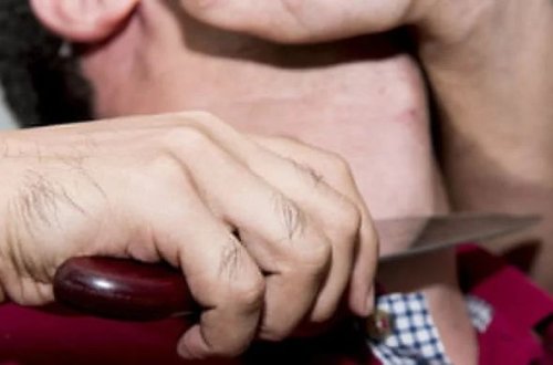 Bakıda kişi tanışının boğazını kəsdi