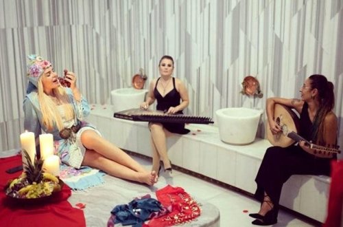 Əvvəllər kişi olan qadın gəlin hamamında - VİDEO