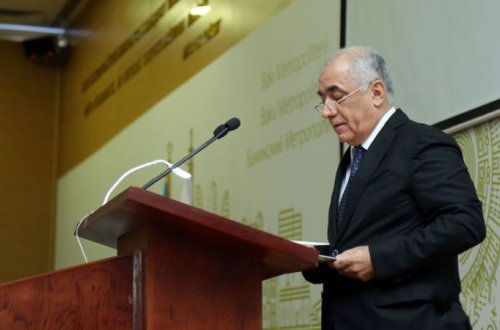 Yeni Baş nazirdən kadr islahatları - Köməkçilərini istefaya göndərdi