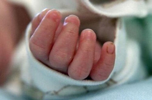 Bakıda binanın girişində yeni doğulmuş uşaq tapıldı