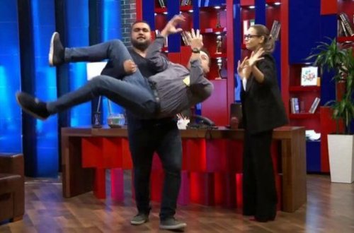 Анимационный телеведущий Дадашлинский высмеял некоторых разгоняющих митинг полицейских - ВИДЕО