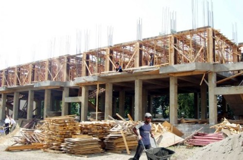 На территории школьного стадиона строится многоэтажное здание - ВИДЕО