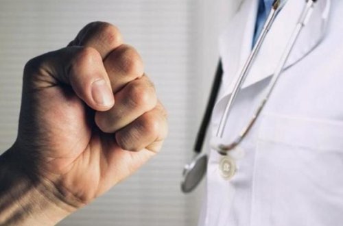 В Баку избили врача известной клиники