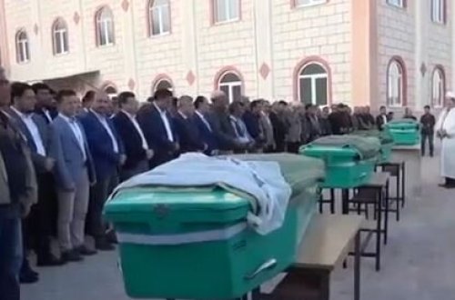 Yanğında ölən ata və 3 övladı torpağa tapşırıldı - DƏHŞƏTLİ FOTOLAR