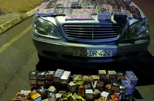 Avtomobildə xeyli miqdarda pirotexniki vasitələr keçirmək istədi