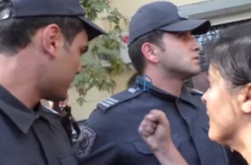 Aksiyada qadının hücumuna məruz qalan polis işdən çıxıb? - AÇIQLAMA
