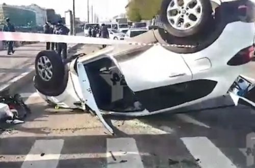 Dəhşətli qəzanın görüntüləri: Maşın piyadaların üstünə aşdı - VİDEO