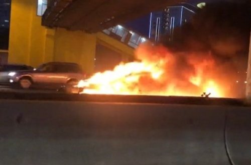 Мужчина заживо сгорел в автомобиле Tesla - ВИДЕО